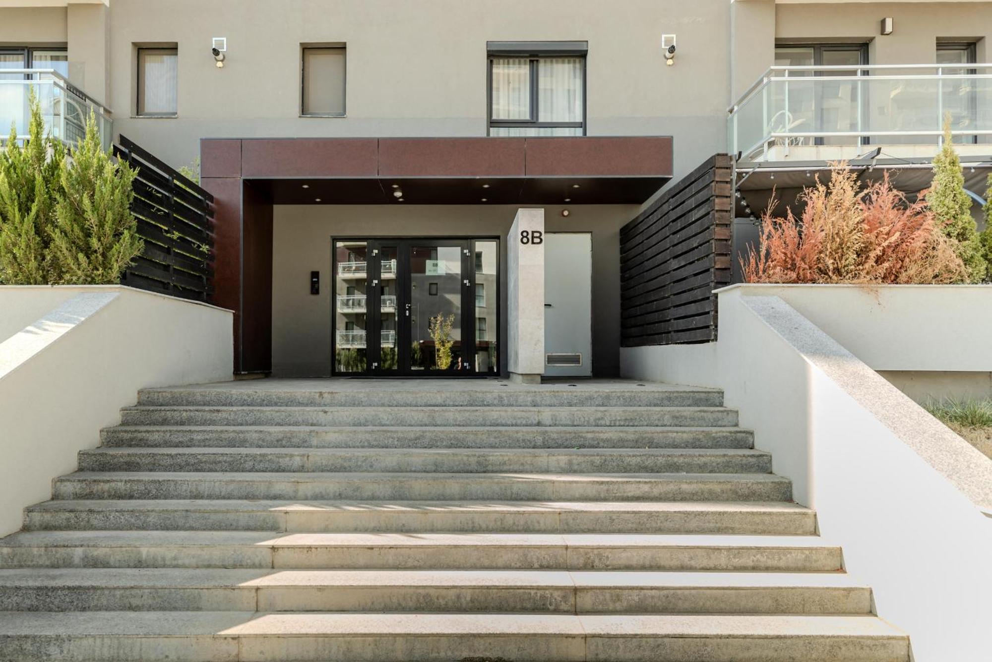 Perfect Stay: Urban Heaven In Aviatiei Business Area Bukares Bagian luar foto