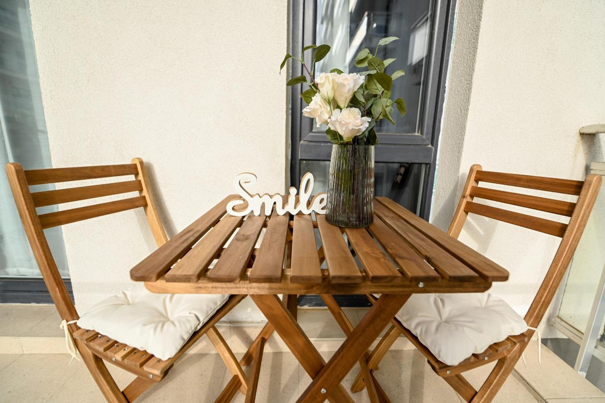 Perfect Stay: Urban Heaven In Aviatiei Business Area Bukares Ruang foto