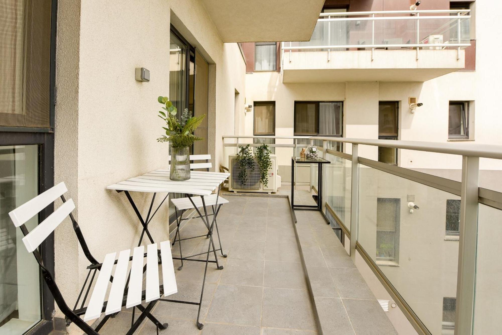 Perfect Stay: Urban Heaven In Aviatiei Business Area Bukares Ruang foto