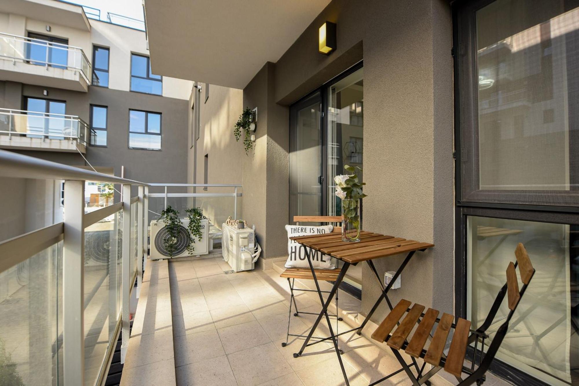 Perfect Stay: Urban Heaven In Aviatiei Business Area Bukares Ruang foto